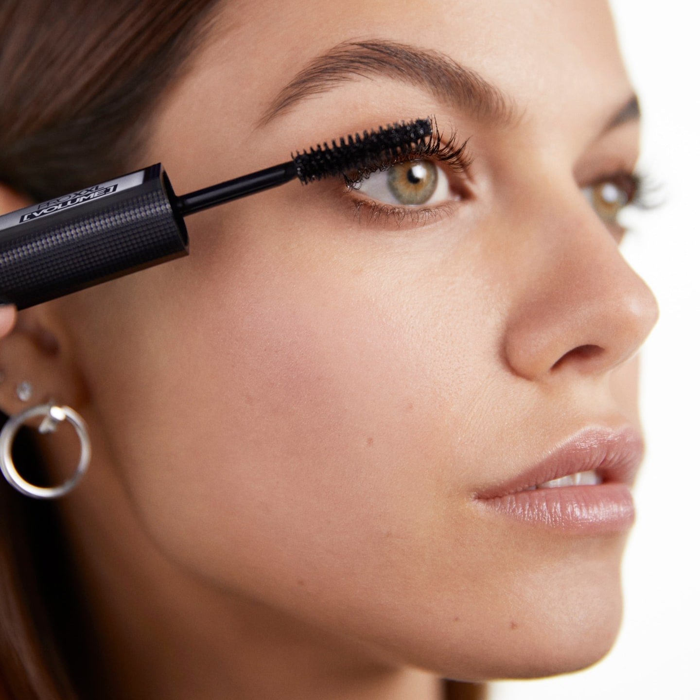 Brünette Frau trägt den ProXXL Volume Mascara auf